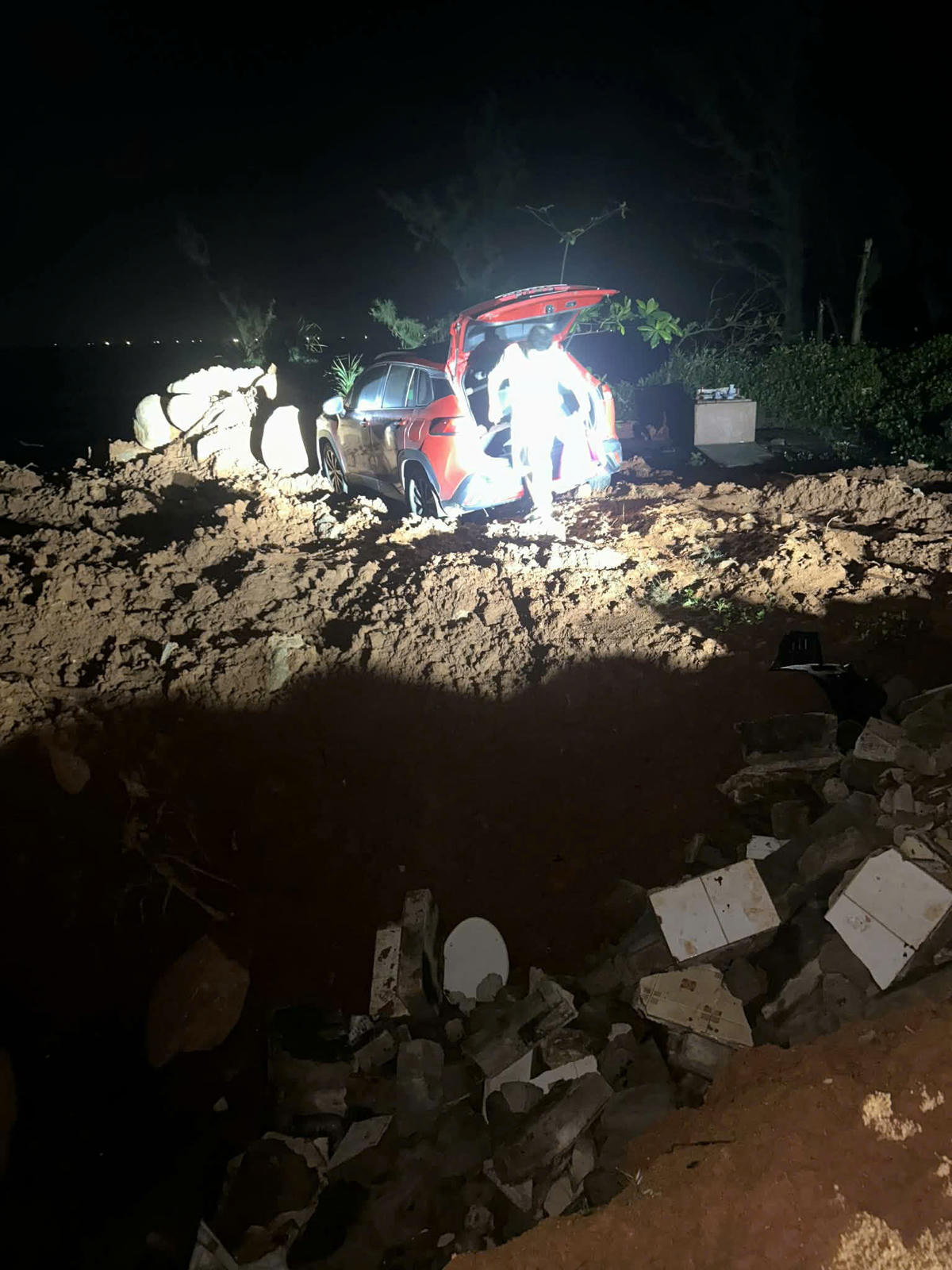 Tại khu vực này là đường giao ngã 3 đường lớn tiếp giáp đường quốc phòng ven biển những bị phá đổ thải sai phép, không có điện đường chiếu sáng, cũng không đặt bản, dây phản quang, đèn tín hiệu,... cảnh báo.