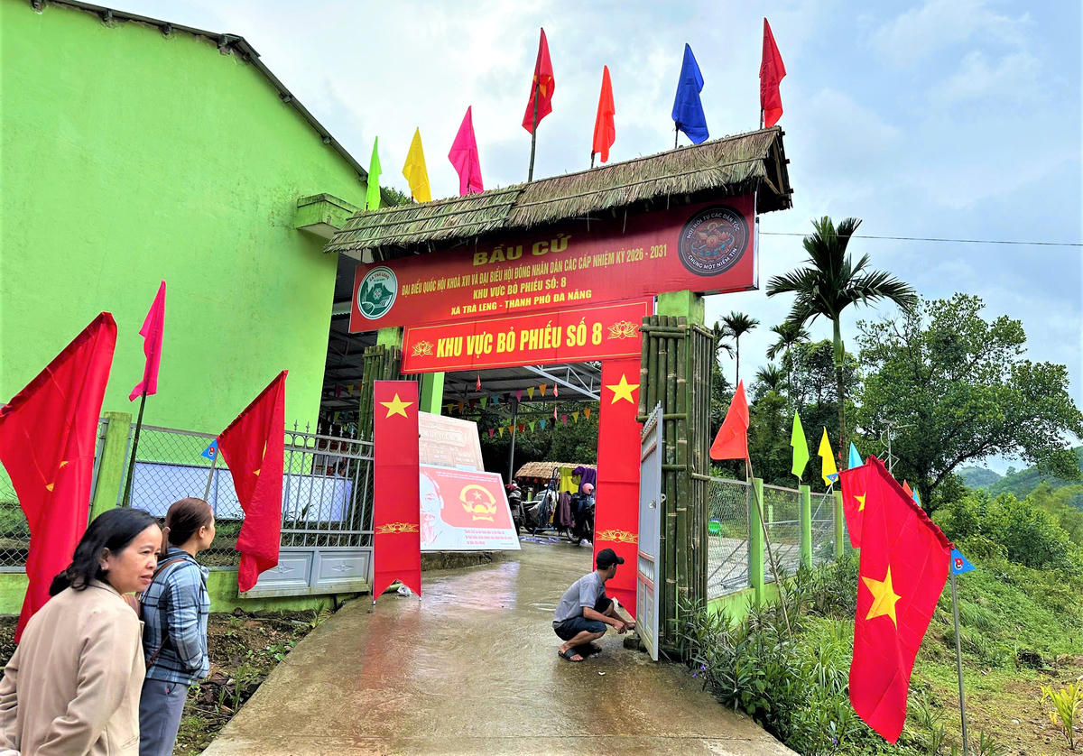 Cờ Tổ quốc, pa nô tuyên truyền bầu cử được trang trí tại điểm bầu cử ở xã Trà Leng. Ảnh: CV.