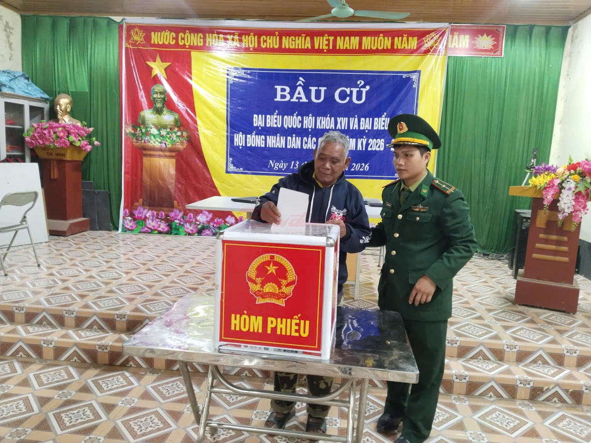 Ông Moong Viên Minh (80 tuổi), trú tại bản Na Kho cho biết, “tôi đã trải qua nhiều lần đi bỏ phiếu, nhưng lần nào cũng thấy hồi hộp, xúc động như lần đầu”. Ảnh: MX