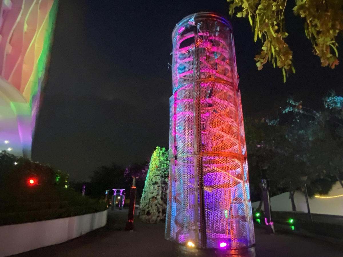 Một tác phẩm nghệ thuật được dàn dựng công phu từ cỗ máy xử lý rác thải khổng lồ đã ngừng hoạt động. Ảnh: Q.Đ.