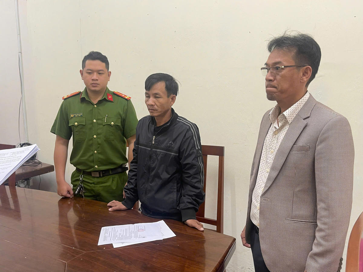Đối tượng&nbsp;Nguyễn Văn Hải (ở giữa) tại cơ quan điều tra. Ảnh: CV.