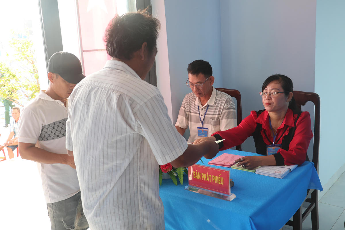 Trong không khí phấn khởi của ngày hội non sông, từ rất sớm nhiều gia đình trên đảo đã có mặt tại khu vực bỏ phiếu để tham gia bầu cử. Ảnh: Nguyên Du