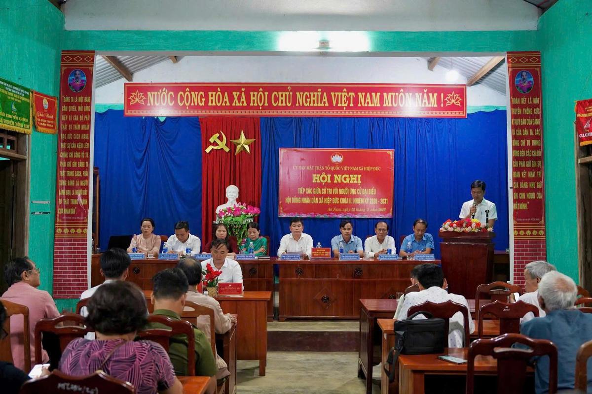 Quang cảnh một buổi tiếp xúc cử tri ở xã Hiệp Đức. Ảnh LQQ.