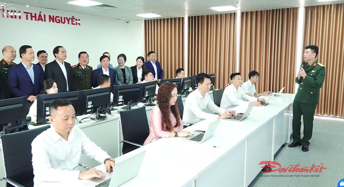 Lãnh đạo tỉnh Thái Nguyên thăm quan trung tâm điều hành. Ảnh: Nguyễn Toán.