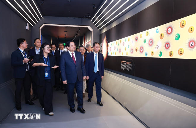 Thủ tướng Phạm Minh Chính tham quan Bảo tàng vũ trụ Việt Nam tại Khu Công nghệ cao Hòa Lạc. (Ảnh: Dương Giang/TTXVN).