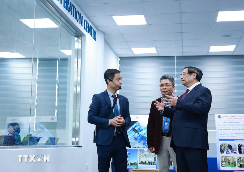 Thủ tướng Phạm Minh Chính tham quan Trung tâm tham quan Trung tâm vũ trụ Việt Nam tại Khu Công nghệ cao Hòa Lạc. (Ảnh: Dương Giang/TTXVN).