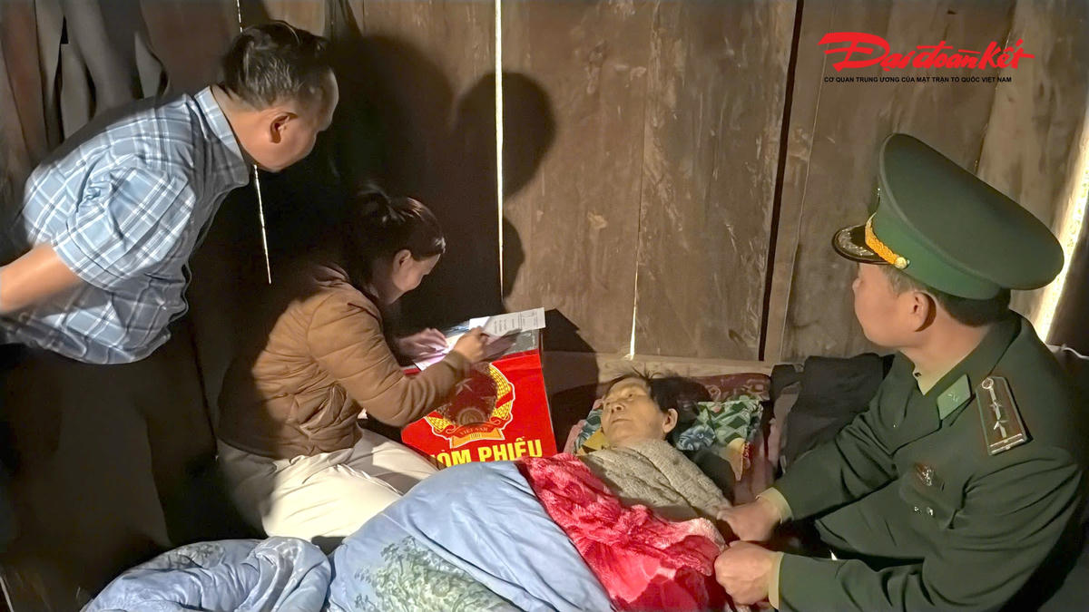 Bà Moong Thị Phương (51 tuổi) được tổ bầu cử bản Huồi Thum mang hòm phiếu phụ cùng đầy đủ tài liệu, phiếu bầu đến tận nhà để bà thực hiện quyền cử tri. Ảnh: NP