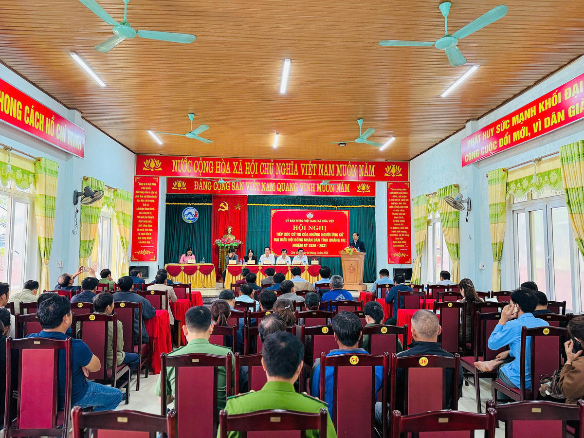 Quang cảnh hội nghị tiếp xúc cử tri tại xã Cửa Việt. Ảnh: TH.