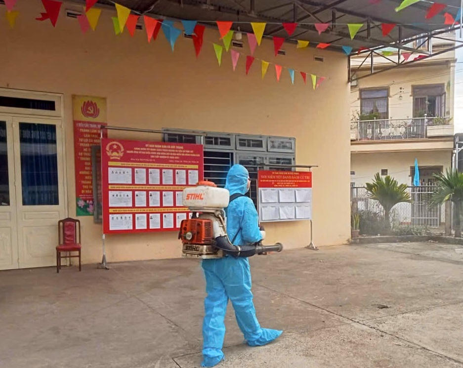 Trung tâm Y tế tổ chức phun hóa chất khử khuẩn môi trường phòng, chống dịch bệnh tại các khu vực bỏ phiếu bầu cử. Ảnh CT