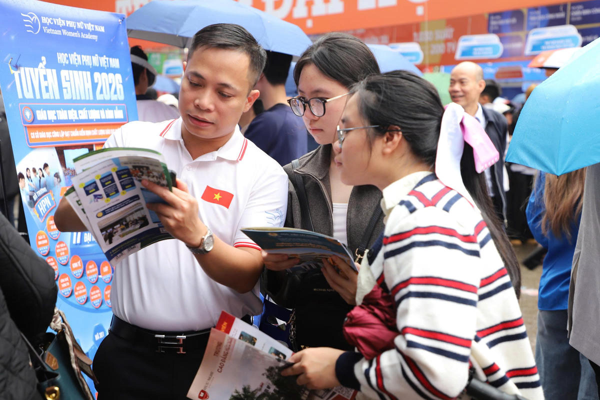 Thí sinh tìm hiểu thông tin tuyển sinh của trường đại học.