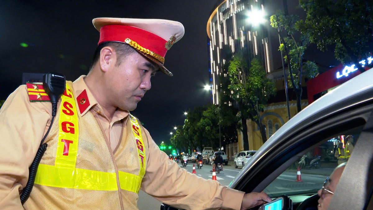 Công an thành phố Huế tăng cường kiểm tra nồng độ cồn. Ảnh: TH.