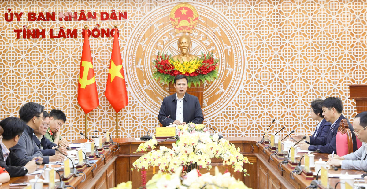 Ông Đinh Văn Tuấn, Tỉnh ủy viên, Phó Chủ tịch UBND tỉnh Lâm Đồng phát biểu tại cuộc hop. Ảnh X.H