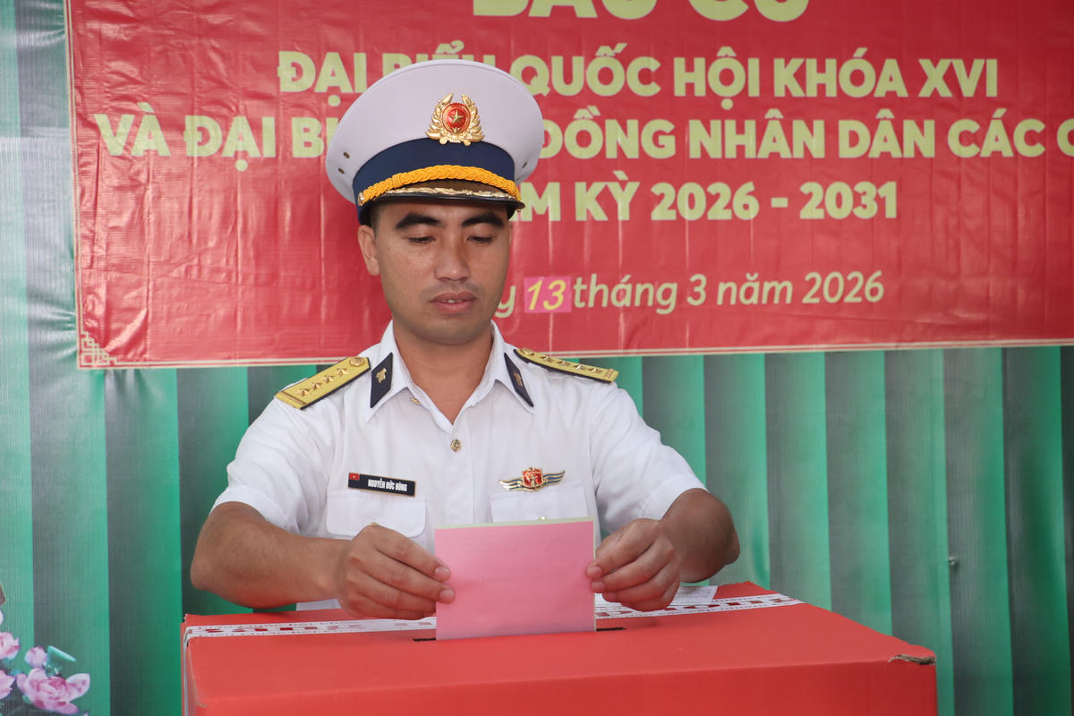 Bầu cử sớm ở đảo Hòn Chuối. Ảnh: Nguyên Du