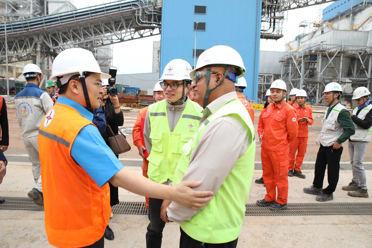 Lãnh đạo Tổng LĐLĐ Việt Nam đến thăm hỏi, động viên đoàn viên, người lao động đang làm việc tại các Dự án thuộc Trung tâm Điện lực Quảng Trạch, tỉnh Quảng trị.