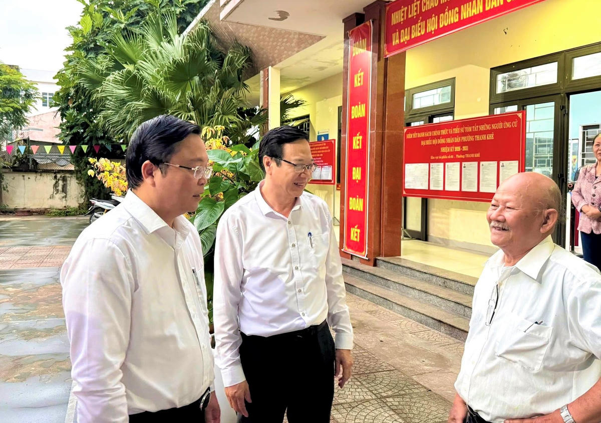 Chủ tịch Ủy ban MTTQ Việt Nam TP Đà Nẵng Lê Trí Thanh (bên trái) lắng nghe ý kiến của cử tri. Ảnh: CV.