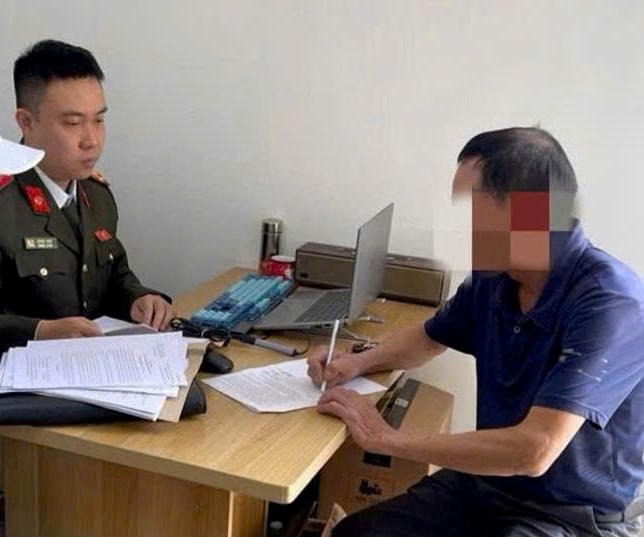 Ông N.Q.Q tại cơ quan Công an. Ảnh: Công an TP Hải Phòng