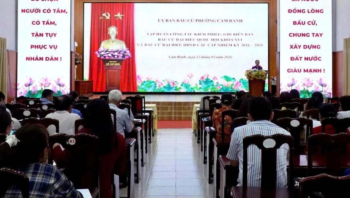 Tập huấn công tác bầu cử, tại phường Cam Ranh, tỉnh Khánh Hòa. Ảnh X.H