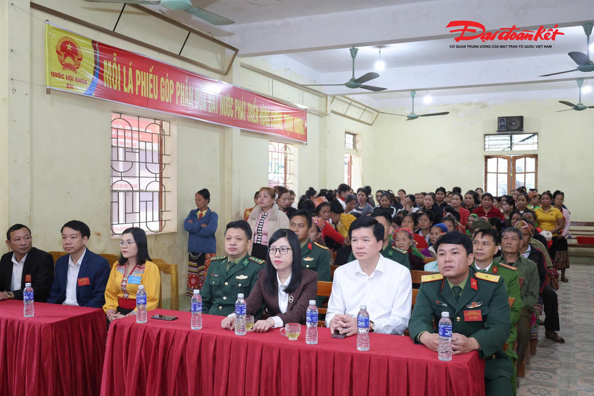 Ông Nguyễn Đình Hùng – Uỷ viên BTV, Phó Chủ tịch Thường trực Uỷ ban MTTQ tỉnh Nghệ An tham dự lễ khai mạc tại điểm bầu cử số 11, bản Phồng, xã Tam Thái sáng 13/3. Ảnh: BC