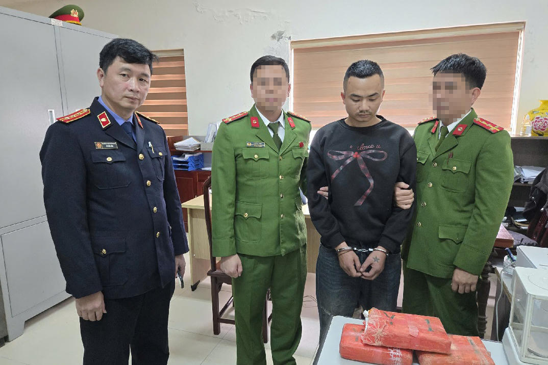 Cơ quan chức năng bắt giữ Trương Minh Tú. Ảnh: Công an tỉnh Nghệ An