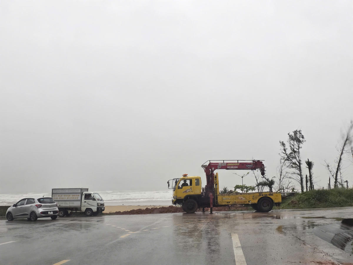 Người dân địa phương cho rằng việc phá rào chắn đường quốc phòng ven biển ở xã Kỳ Xuân để đổ đất thải trái phép là nguyên nhân gây ra nhiều vụ tai nạn giao thông.