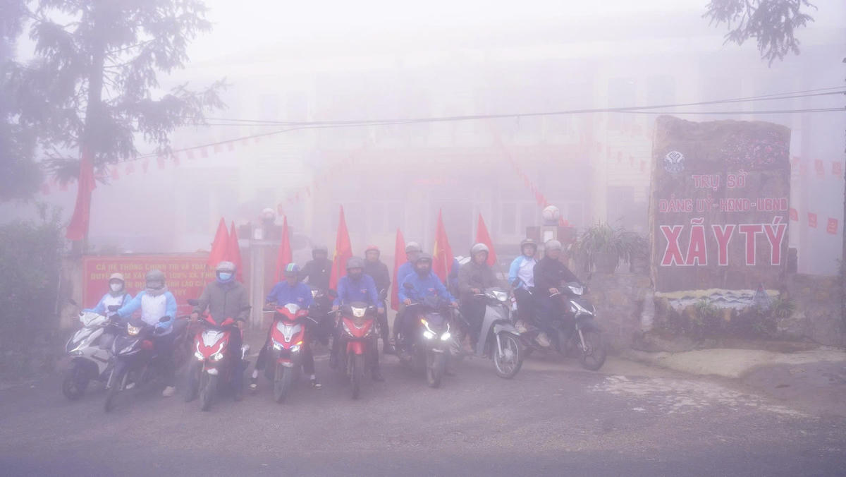 Cán bộ xã Y Tý dùng xe chở loa, cờ, đến tận bản làng để tuyên truyền bầu cử bằng nhiều ngôn ngữ dân tộc. Ảnh: Qúy Phương.