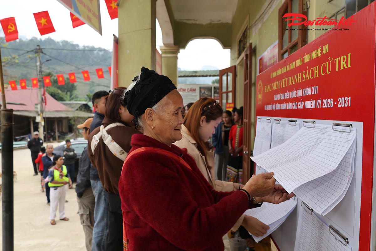 Cử tri bản Phồng, xã Tam Thái kiểm tra tên cử tri của mình trước lúc vào bầu cử. Ảnh: BC