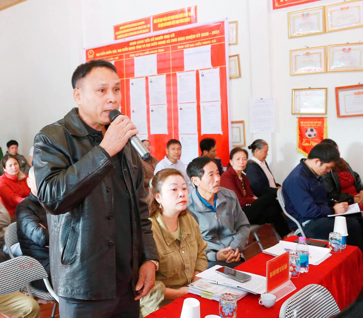 Các buổi tiếp xúc cử tri luôn được câc cử tri quan tâm, đặt câu hỏi cho các ứng viên.