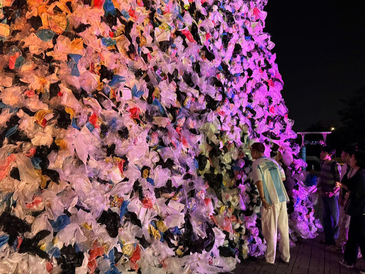 Triển lãm không chỉ tạo ra một không gian thưởng lãm mà còn khuyến khích mỗi bạn sinh viên trở thành một đại sứ xanh, biến những suy nghĩ tích cực thành hành động cụ thể để bảo vệ hành tinh của chúng ta. Ảnh: QĐ.