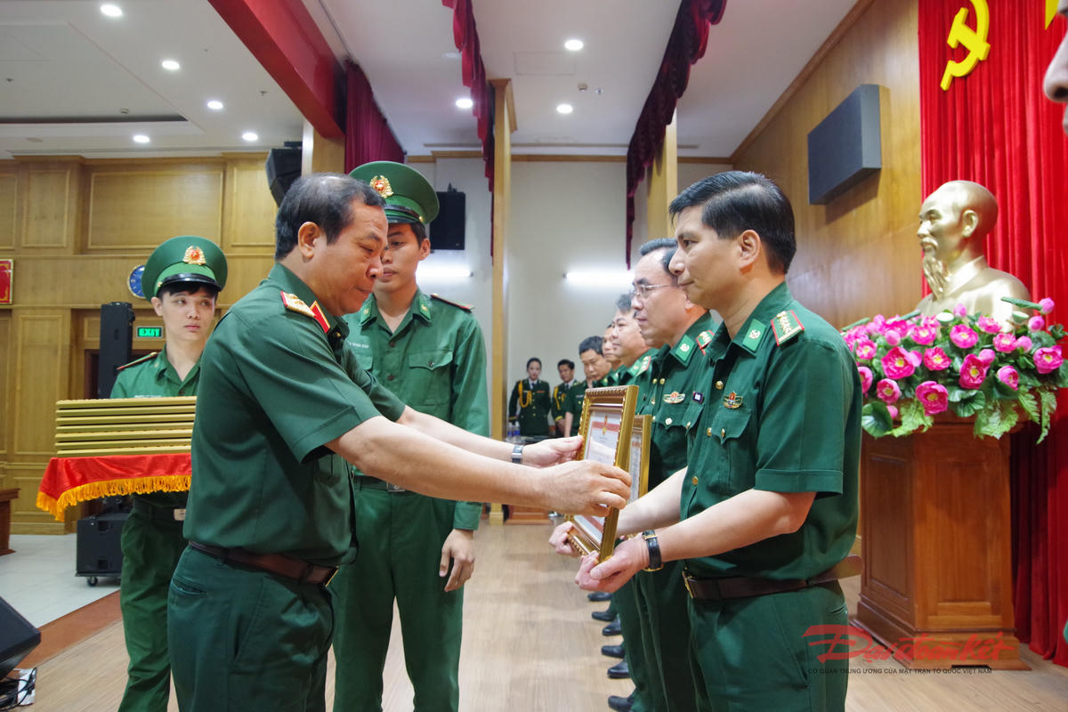 Thiếu tướng Vũ Văn Điền, Ủy viên Ban Thường Vụ Thành Ủy, Tư lệnh Bộ Tư lệnh TP Hồ Chí Minh trao bằng khen của UBND Thành phố cho các tập thể có thành tích xuất sắc. Ảnh: Hồng Phúc.