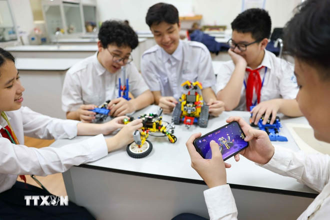 VRobot mang đến giải pháp toàn diện cả linh kiện lẫn phần mềm phục vụ cho dạy học STEAM và lập trình Robotics, giúp mọi trẻ em đều có cơ hội được làm quen với khoa học công nghệ. (Ảnh: Thanh Tùng/TTXVN).