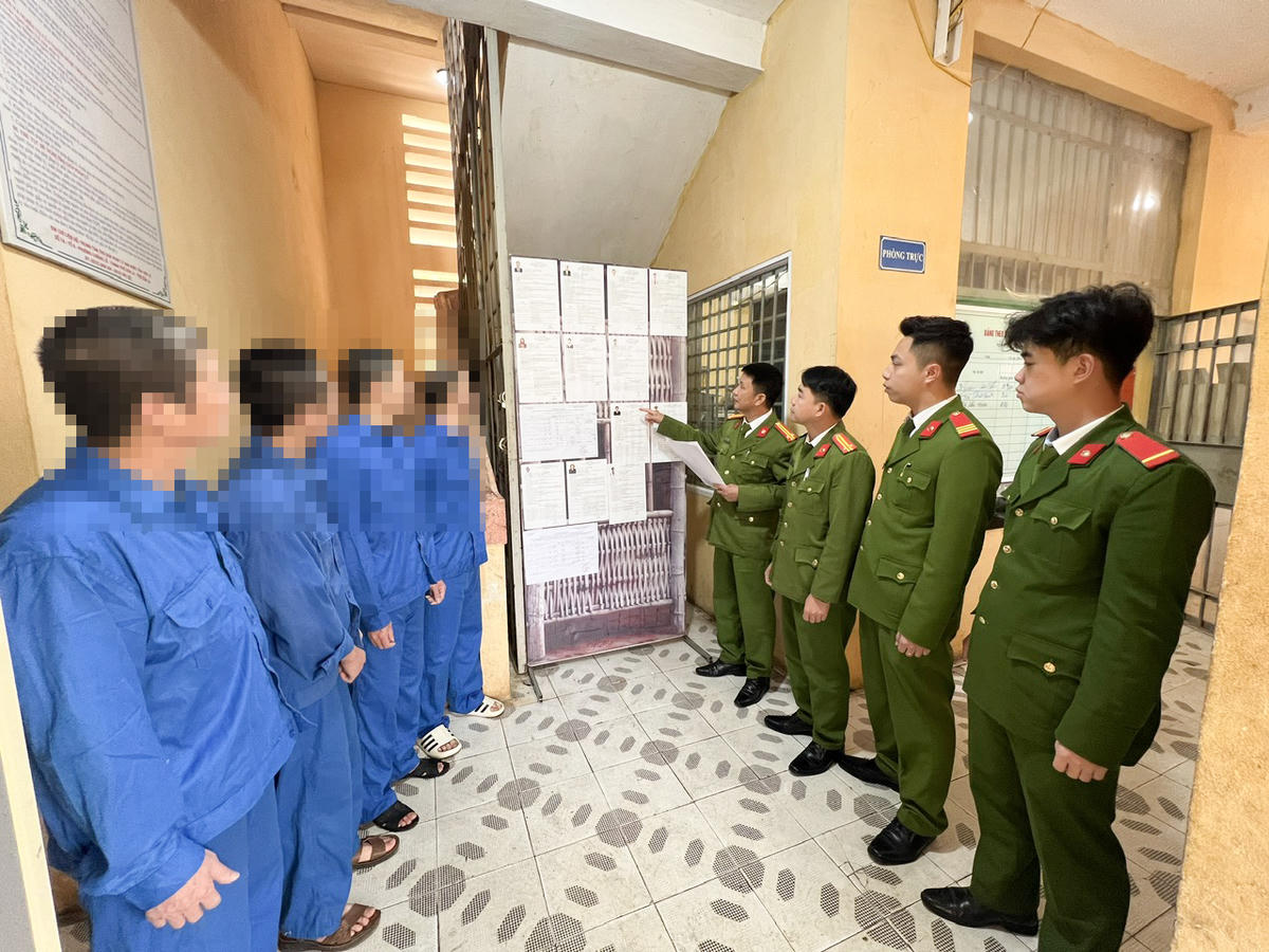 Các phạm nhân theo dõi danh sách các ứng cử viên đại biểu Quốc hội và HĐND. Ảnh: V.T.