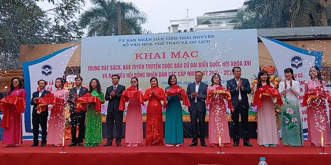 Dự chương trình có bà Đỗ Thị Minh Hoa - Ủy viên Ban Thường vụ, Trưởng Ban Tuyên giáo và Dân vận Tỉnh ủy; lãnh đạo HĐND, UBND, Ủy ban MTTQ Việt Nam tỉnh và các sở, ban, ngành của tỉnh Thái Nguyên. Ảnh: Nguyễn Toán.