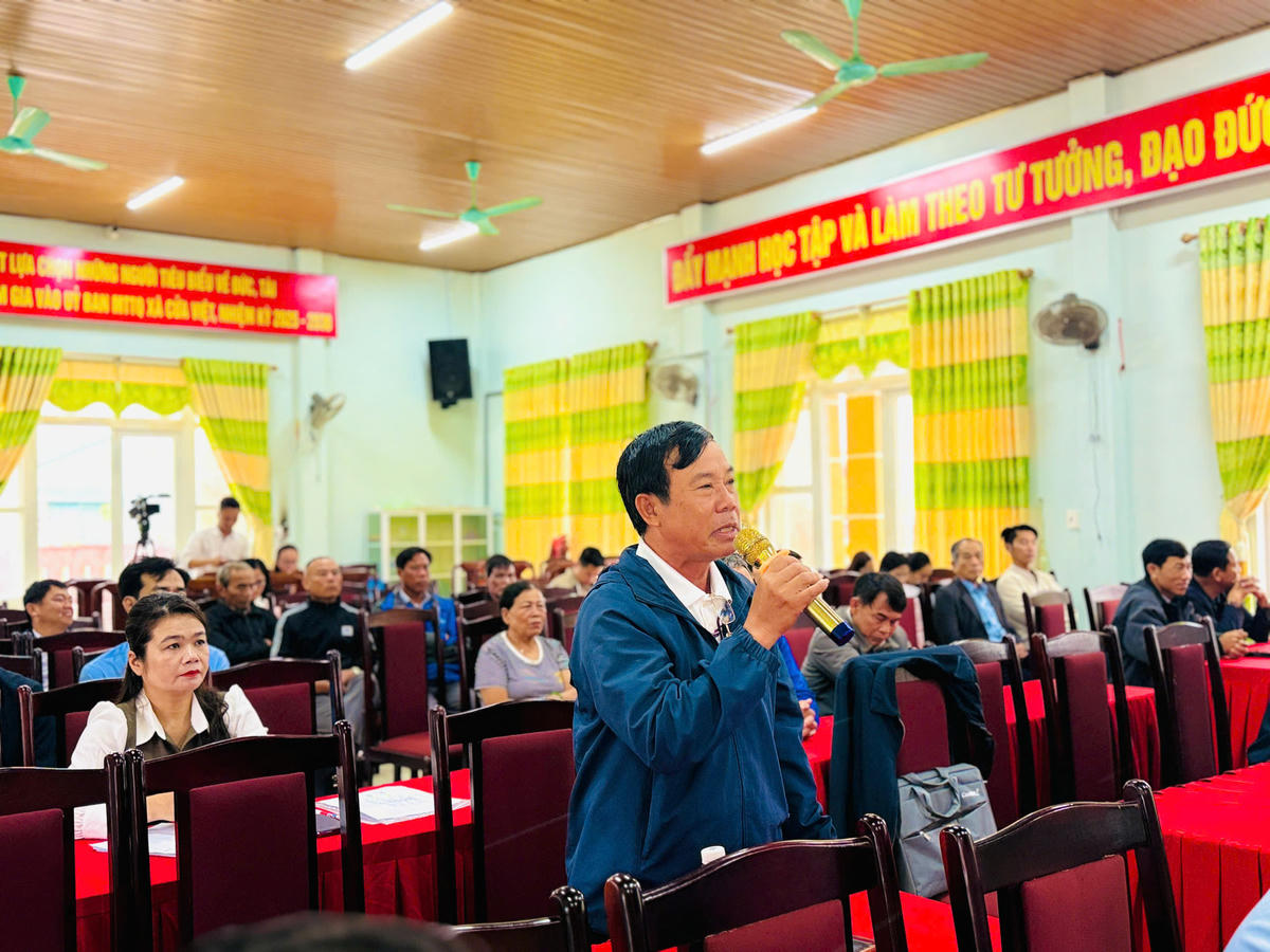 Cử tri Lê Văn Lai tham giá ý kiến tại buổi tiếp xúc cử tri. Ảnh: TH.