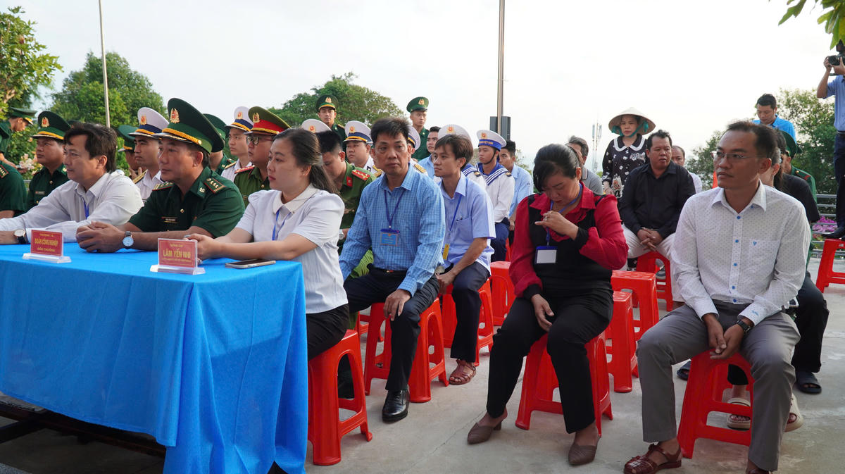 Từ sáng sớm người dân  trên đảo Hòn Chuối đã đến bầu cử. Ảnh: Nguyên Du