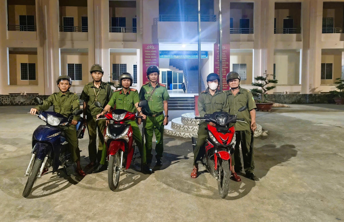 Lực lượng Công an cơ sở ra quân tuần tra bảo đảm ANTT trước ngày bầu cử. Ảnh: P.H.