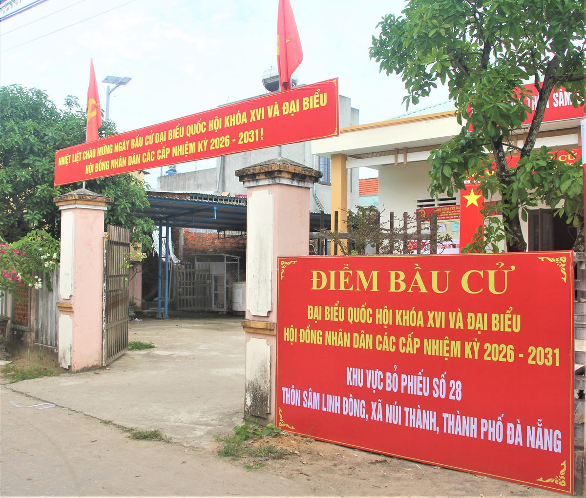 Một góc khu vực bỏ phiếu tại thôn Sâm Linh Đông, xã Núi Thành. Ảnh: Nguyễn Tín.