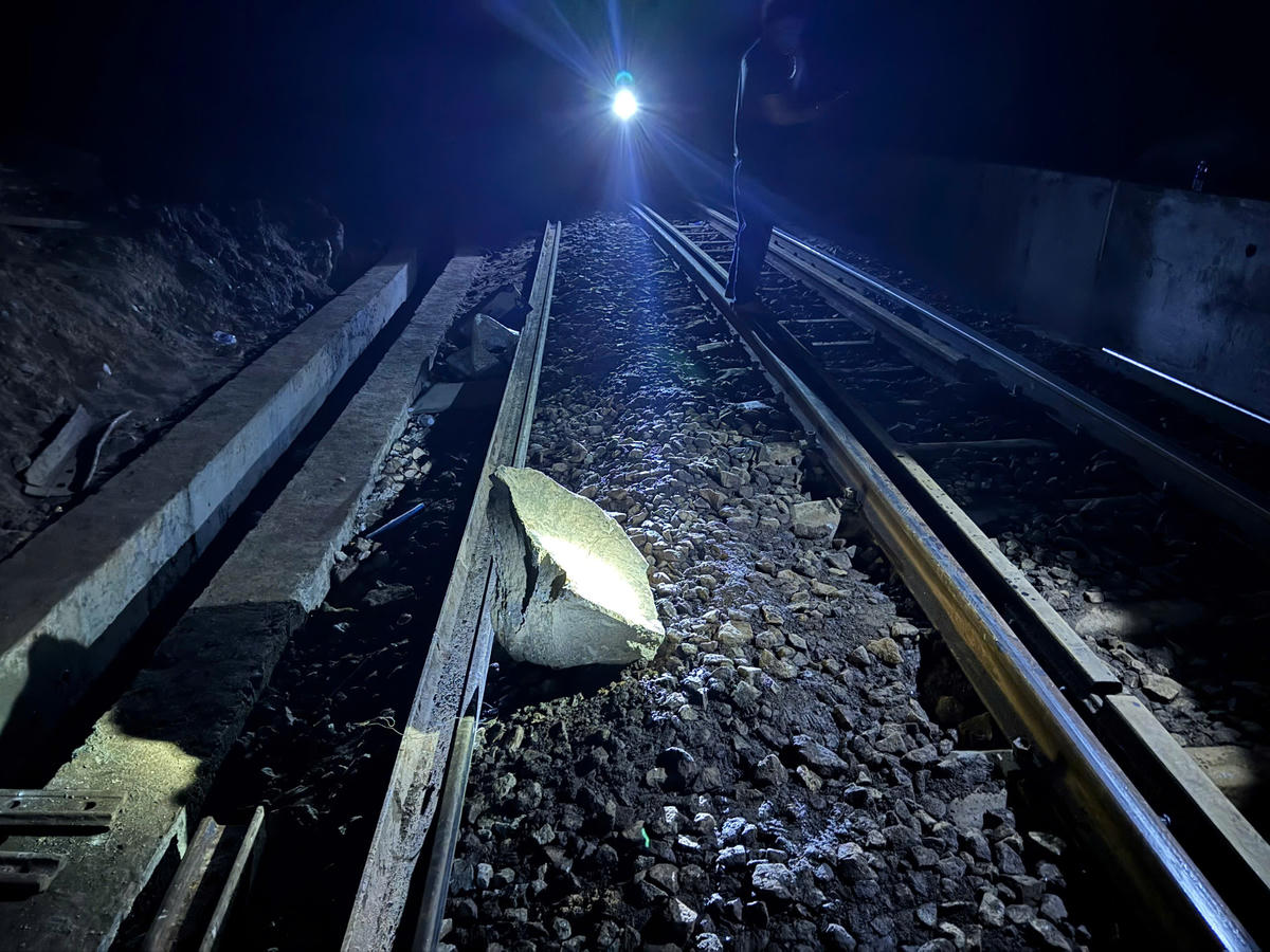 Đoạn đường sắt đèo Hải Vân thông tuyến sau sự cố đá rơi gãy ray. Ảnh: VN.