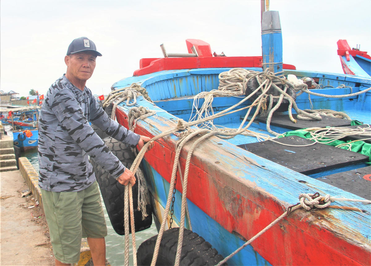 Ngư dân Trịnh Xuân Minh chia sẻ về thông tin bầu cử sắp tới. Ảnh: Chí Đại.