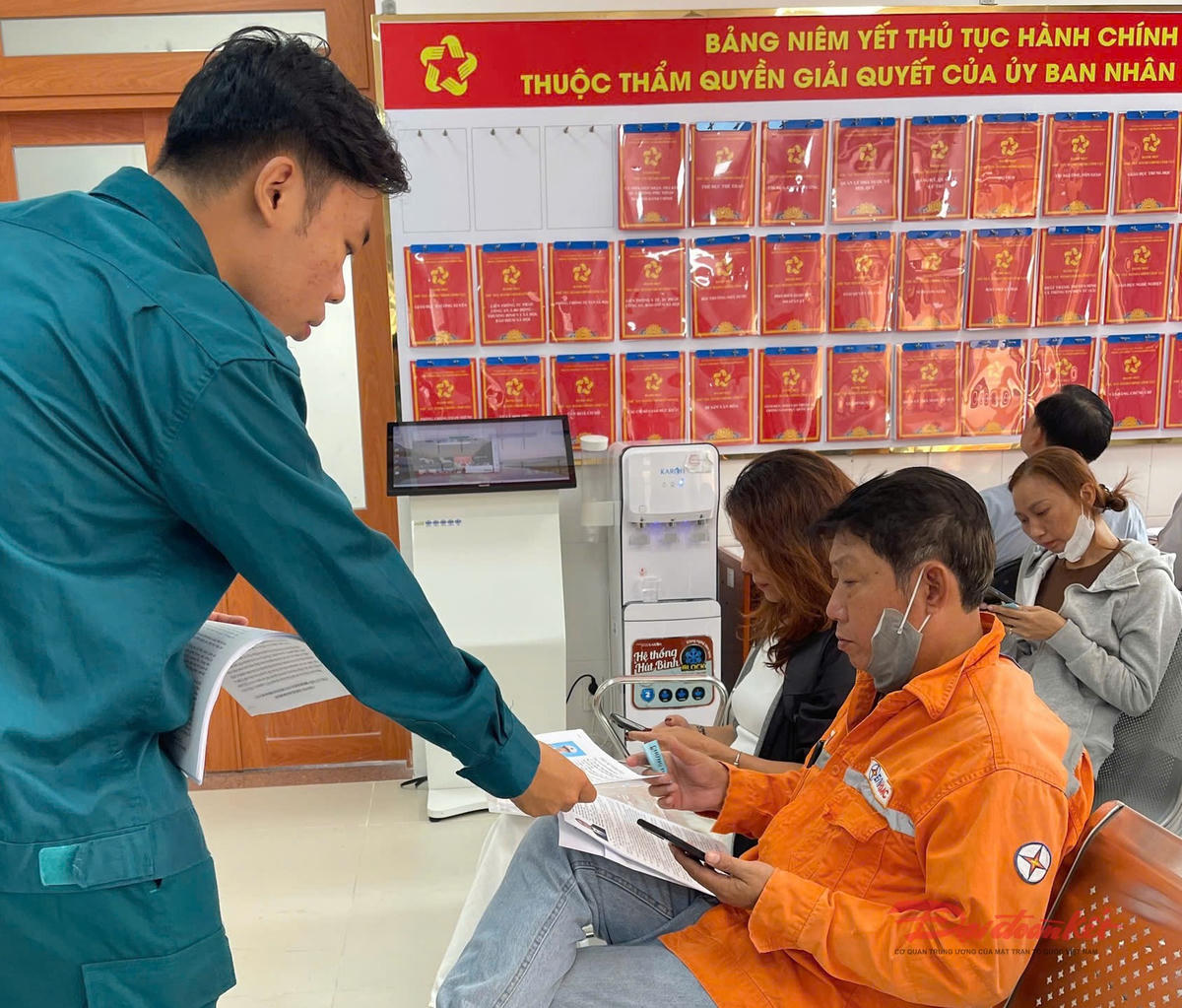 Tài liệu về ứng viên ĐBQH và đại biểu HĐND được phát đến tận tay người dân. Ảnh: Hồng Phúc.