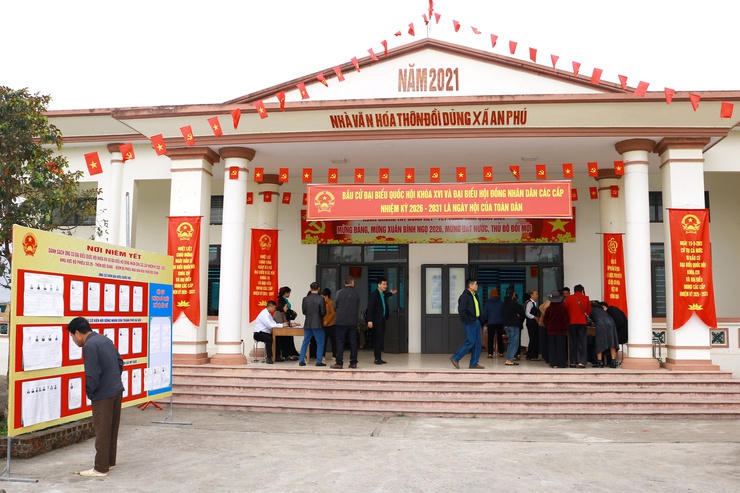 Những&nbsp; ngày qua, nhà văn hóa thôn rất đông người dân đến tìm hiểu và đọc các thông tin về bầu cử. Ảnh: TL