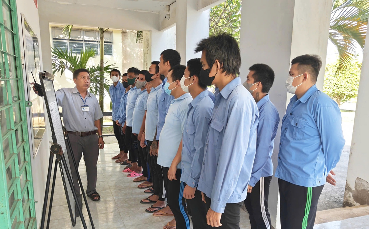 Cán bộ cơ sở hướng dẫn các học viên về quy trình bầu cử. Ảnh: Nghiêm Túc