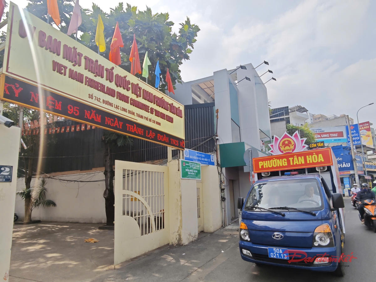 Xe tuyên truyền tỏa về khắp các khu dân cư trước ngày bầu cử. Ảnh: Hồng Phúc.