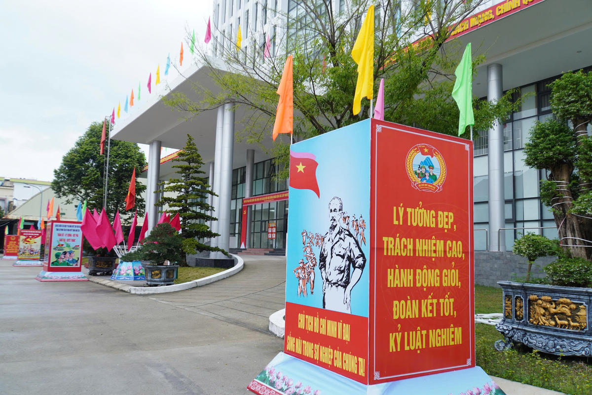 Trang trí chào mừng bầu cử trên địa bàn TP Đà Nẵng. Ảnh: CV.