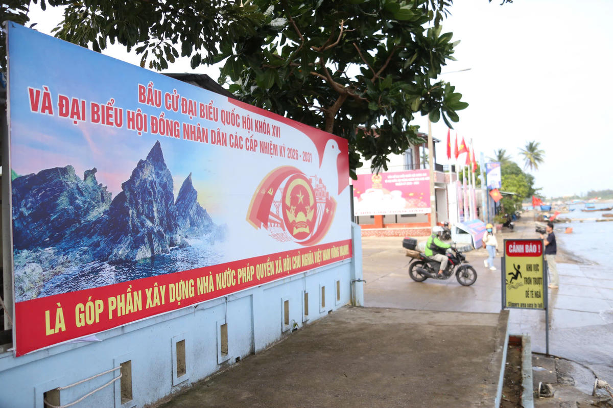 Áp phích tuyên truyền bầu cử tại xã đảo Tam Hải. Ảnh: Tấn Thành.