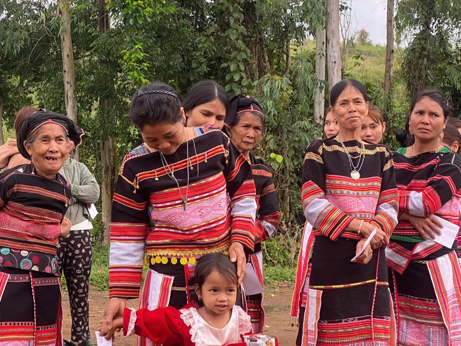 Cử tri thôn O2, xã Vĩnh Sơn đi bầu cử sáng 14/3. Ảnh: XĐ.