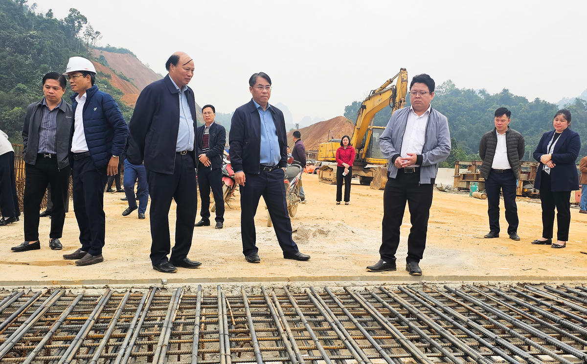 Bí thư Tỉnh ủy Cao Bằng Phan Thăng An đến khu vực thi công cầu bắc qua sông Bằng Giang, thuộc địa phận xã Phục Hòa. Ông Phan Thăng An hỏi thăm công việc và tặng phần quà động viên các công nhân đang làm việc.&nbsp;