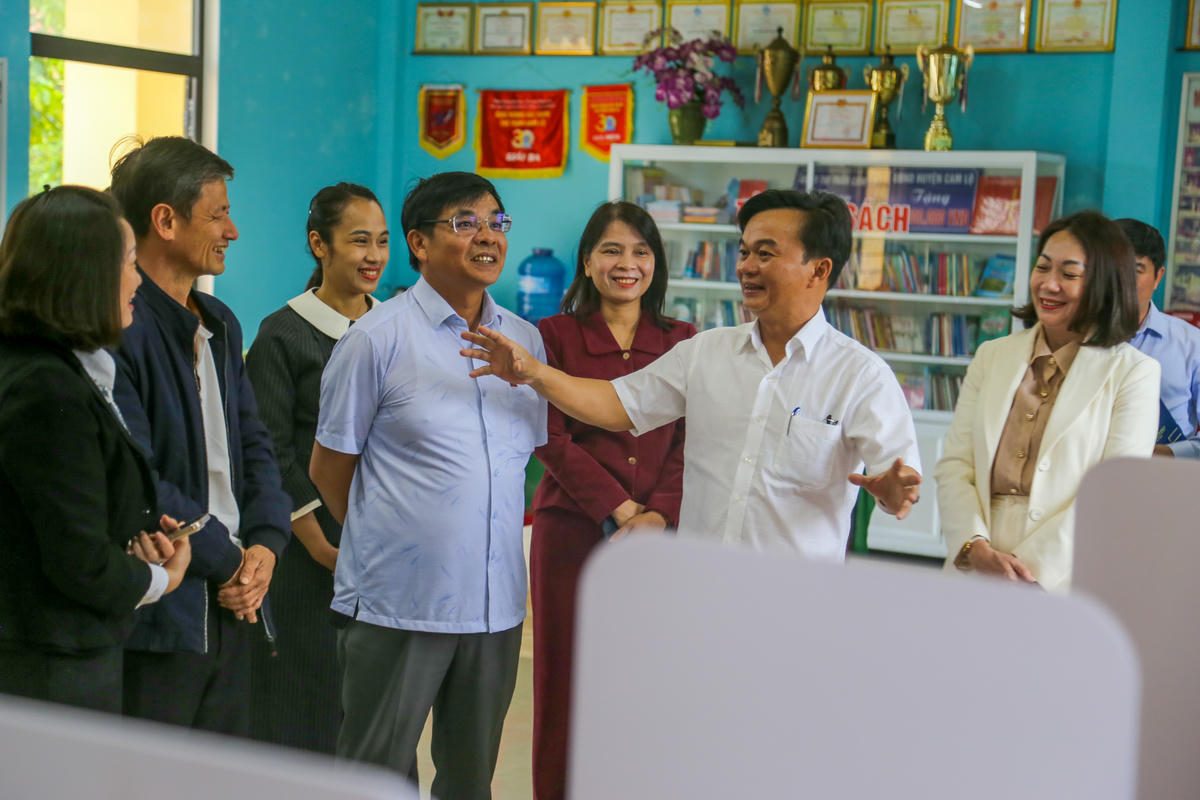 Đoàn công tác do ông Nguyễn Chiến Thắng, Phó Bí thư Tỉnh ủy, Chủ tịch Ủy ban MTTQ Việt Nam tỉnh Quảng Trị làm trưởng đoàn kiểm tra, giám sát công tác chuẩn bị bầu cử tại xã Cam Lộ. Ảnh: Đỗ Văn.