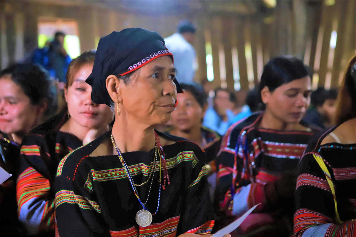 Cử tri thôn 02 trong trang phục có mặt từ rất sớm tại điểm bầu cử. Ảnh: CV.