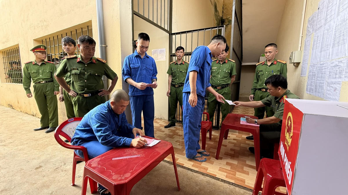 Những người đang chấp hành án cũng được tham gia bầu cử. Ảnh: TT.