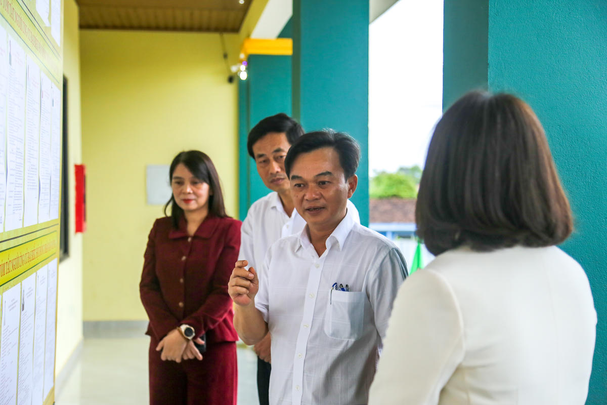 Ông Nguyễn Chiến Thắng lưu ý địa phương, tổ bầu cử về công tác chuẩn bị cho bầu cử. Ảnh: Đỗ Văn.